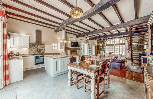 Escos House | 250 m² House ∙ 4 bedrooms ∙ 8 guests