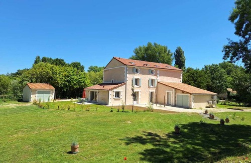 Chateauneuf-sur-Charente Apartment | 320 m² Apartment ∙ 9 bedrooms ∙ 22 guests