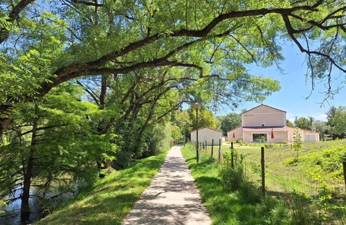 Chateauneuf-sur-Charente Apartment | 320 m² Apartment ∙ 9 bedrooms ∙ 22 guests