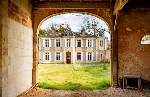Montussan House | 340 m² House ∙ 5 bedrooms ∙ 10 guests