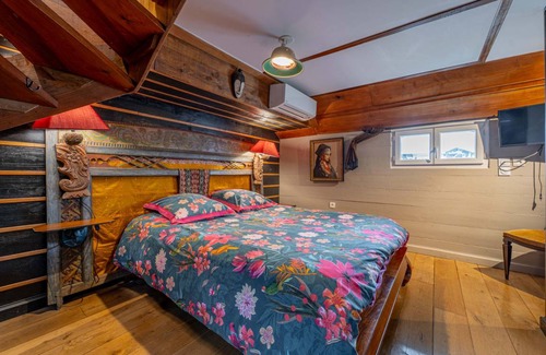 Bassins a Flot Boat Rental | 35 m² Houseboat ∙ 1 bedroom ∙ 2 guests