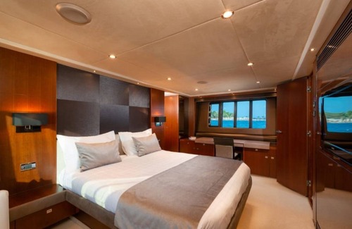 Split Boat Rental | 70 m² Houseboat ∙ 4 bedrooms ∙ 8 guests