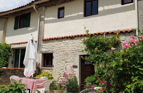Saint-Pierre-de-Juillers House | 72 m² House ∙ 3 bedrooms ∙ 6 guests