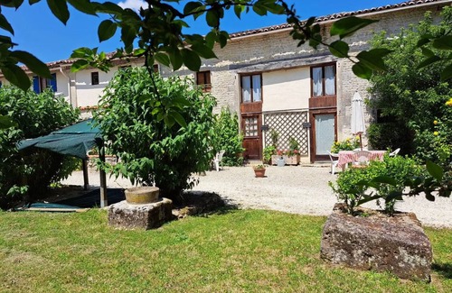 Saint-Pierre-de-Juillers House | 72 m² House ∙ 3 bedrooms ∙ 5 guests