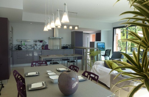 Carqueiranne Villa | air-conditioned villa, heated swimming pool nestled in an exceptional park.