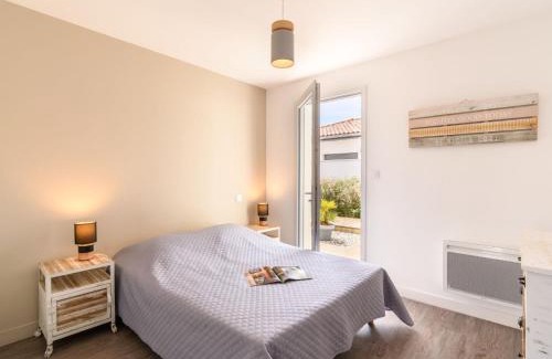 Mimizan-Plage Apartment | Apartment Les Patios de Flore-1 by Interhome