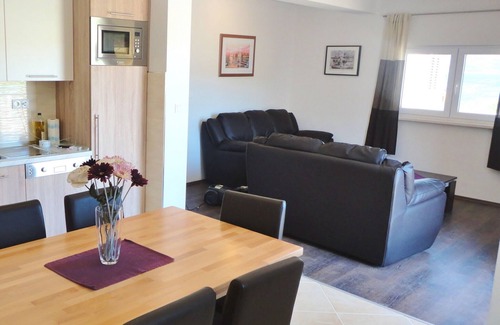 Slatine Apartment | Apartments Pero, (15034), Slatine, hr