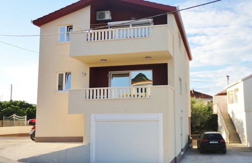 Slatine Apartment | Apartments Pero, (15034), Slatine, hr