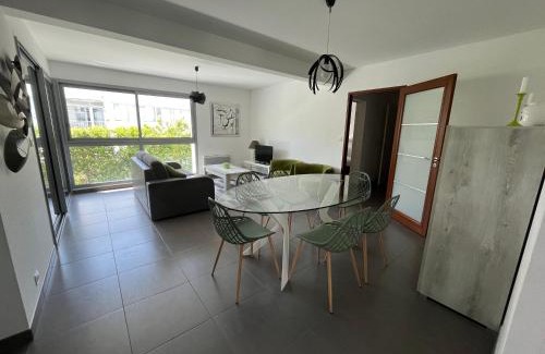 Royan Apartment | Appartement 3 étoiles à Royan, 2 pas de la plage, terrasse, parking, WiFi ! - FR-1-539-5