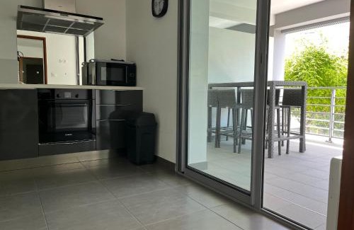 Royan Apartment | Appartement 3 étoiles à Royan, 2 pas de la plage, terrasse, parking, WiFi ! - FR-1-539-5