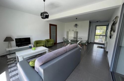 Royan Apartment | Appartement 3 étoiles à Royan, 2 pas de la plage, terrasse, parking, WiFi ! - FR-1-539-5