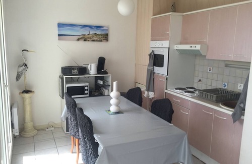 Royan Apartment | Appt 4 °,top floor, sea view, very bright facing south. WIRELESS. 82cm tvscreen.