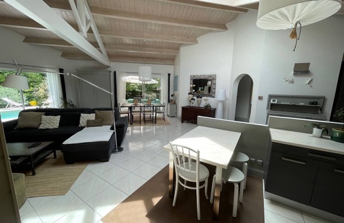 La Rochelle House | Architect-designed house with heated pool