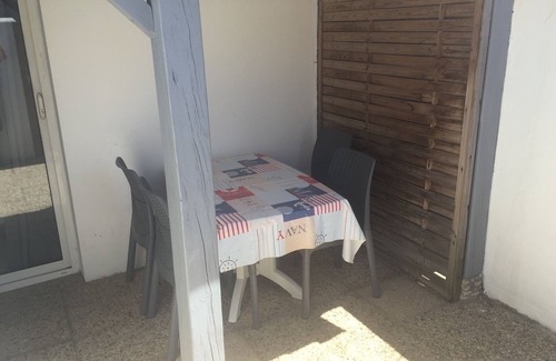 La Flotte House | At the heart of FLEET IN RE, Gite for 2 people, private patio, private parking