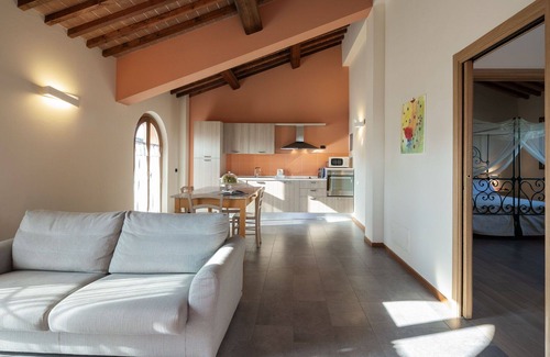 Larciano House | Beautiful apartment in villa for 4 guests with WIFI, A/C, pool, TV and panoramic view