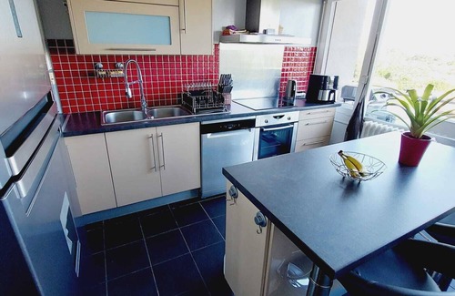 Le Bouscat Apartment | Bright, air-conditioned T4 apartment with tennis court and private, unoverlooked parking.