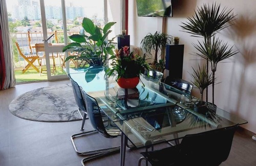 Le Bouscat Apartment | Bright, air-conditioned T4 apartment with tennis court and private, unoverlooked parking.