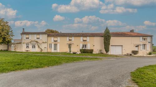 Montignac-Charente Apartment | Charmant studio meublé