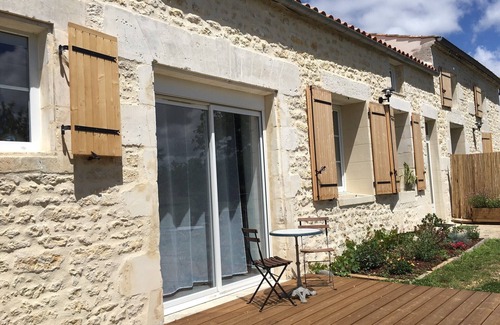 Le Gua Cottage | Charming furnished apartment for 6 people in a quiet location with swimming pool and large garden