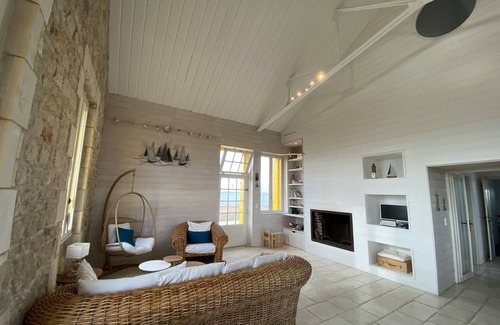 Port-des-Barques House | Charming oceanfront villa on an island with direct beach access