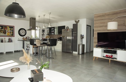 La Crau Villa | Contemporary villa in a quiet location with breathtaking views, swimming pool and not overlooked.