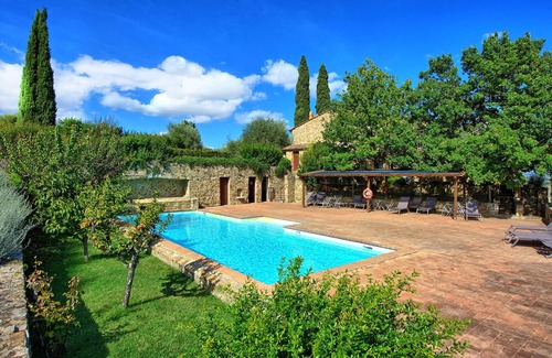 Montalcino Apartment | Cosy apartment for 3 people with pool, A/C, TV, pets allowed and panoramic view