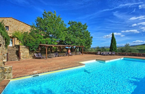 Montalcino Apartment | Cosy apartment for 3 people with pool, A/C, TV, pets allowed and panoramic view