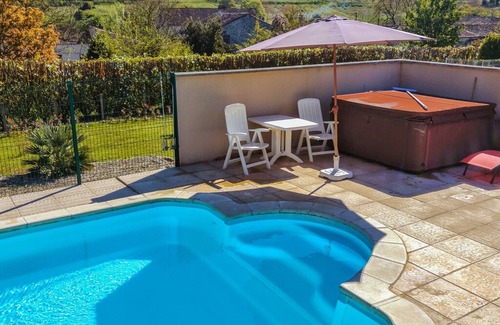 Segonzac Apartment | Cosy Apartment in Segonzac with Swimming Pool