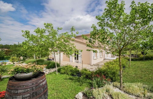 Segonzac Apartment | Cosy Apartment in Segonzac with Swimming Pool