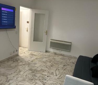 Saint-Laurent-du-Var Apartment | Deux pièces au centre-ville proche des plages et centres commerciaux