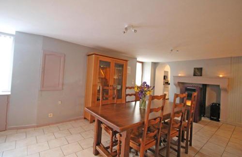 Thiat House | Familial 'le chiron'
