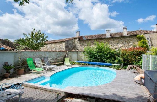 Saint-Hilaire-de-Villefranche Bed & Breakfast | 15 m² Bed and breakfast ∙ 3 guests