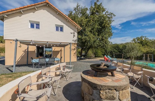 Saint-Pantaleon-de-Larche House | 160 m² House ∙ 4 bedrooms ∙ 10 guests
