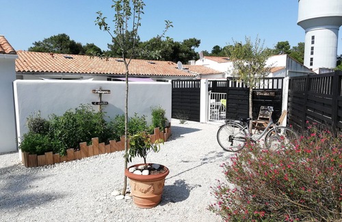 Rivedoux-Plage Cottage | Ground floor studio, calm of the pine forest, private patio, facing south, swimming pool