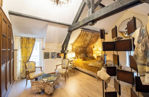 Sarlat-la-Caneda Bed & Breakfast | Guest Room 'Chambre Papillon' with Shared Pool, Wi-Fi and Air Conditioning