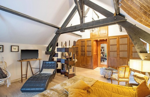 Sarlat-la-Caneda Bed & Breakfast | Guest Room 'Chambre Papillon' with Shared Pool, Wi-Fi and Air Conditioning