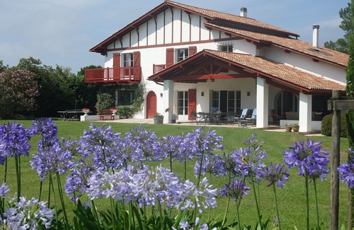 Saint-Pee-sur-Nivelle House | Holiday Home 'Grande Maison Piscine 6 Chambres' with Mountain View, Pool and Wi-Fi