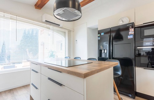 Sollies-Toucas House | Holiday Home 'Charmante Villa Necsilia' with Mountain View, Wi-Fi and Air Conditioning