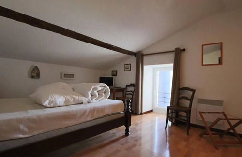 Romegoux House | Holiday Home 'L'Aixoise' with Private Terrace, Private Garden and Wi-Fi