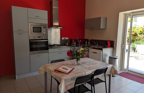 Verrieres House | Holiday Home 'La Bonne Chauffe-Col De Cygne' with Shared Pool, Private Terrace and Wi-Fi