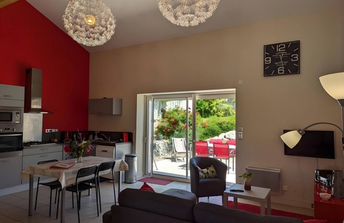 Verrieres House | Holiday Home 'La Bonne Chauffe-Col De Cygne' with Shared Pool, Private Terrace and Wi-Fi