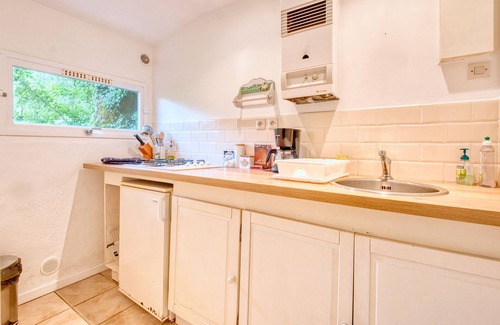 Varaignes House | Holiday Home 'La Cascade' with Lake View, Shared Pool and Private Terrace