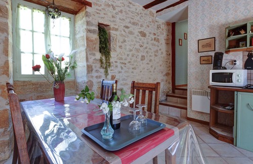 Saint-Leon-sur-Vezere Ski Chalet | House with a large garden surrounded by nature