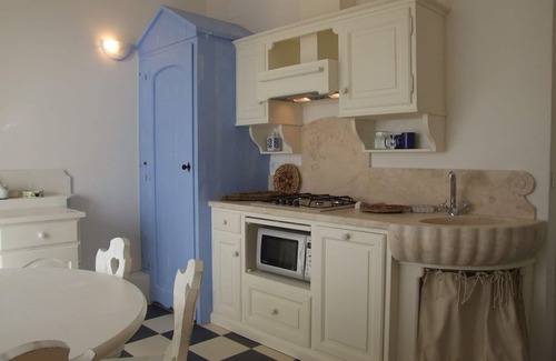 Marina di Castagneto Carducci Apartment | Cosy apartment for 4 guests with A/C, WIFI, TV, balcony and panoramic view
