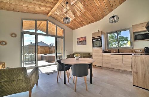 Mortagne-sur-Gironde House | L Etel - spa extérieur vue étoiles de la chambre et vélos électriques