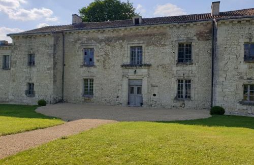 Monts-sur-Guesnes House | L'Olivier