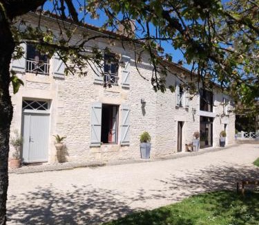 Charrais Bed & Breakfast | La Huppe