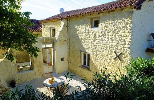 Montmoreau-Saint-Cybard House | 'Le Lievre', stunning two person gite.