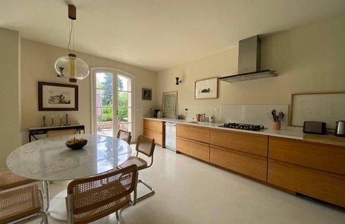 Est House | Lovely, quiet family home with terrace, garden and swimming pool. Near center