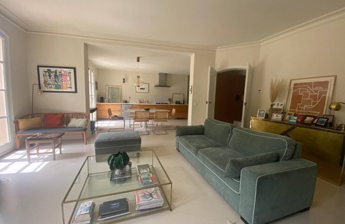 Est House | Lovely, quiet family home with terrace, garden and swimming pool. Near center